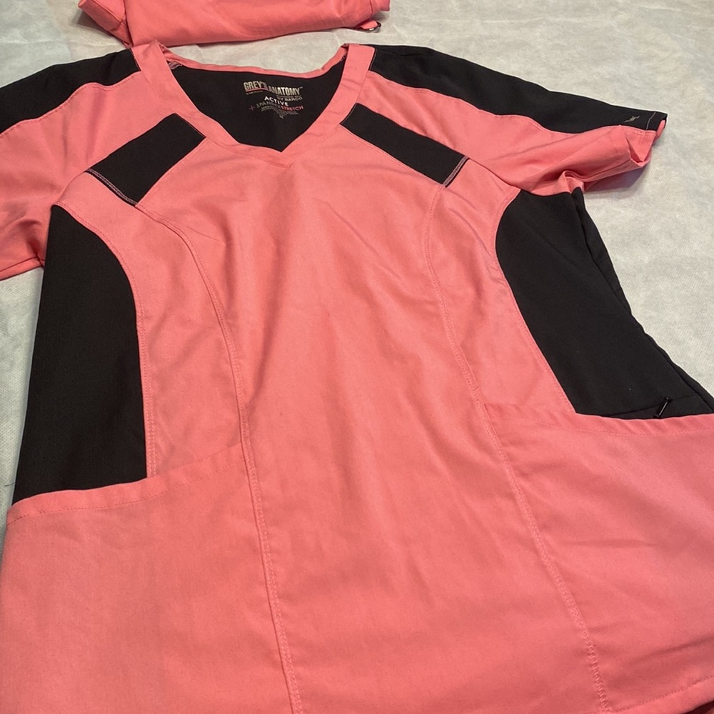 Greys Anatomy Scrub Set. Size Medium-Tall. Color salmon.